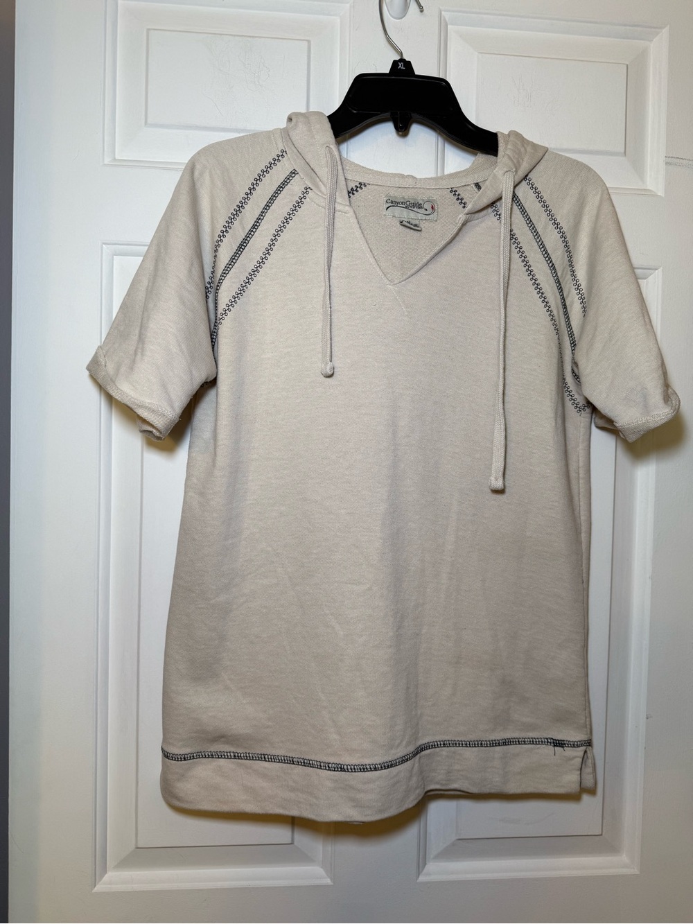 Canyon Guide Outfitters V-Neck Short Sleeve Embroidered Sweatshirt Small Hooded